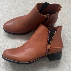 Chic Brown Ankle Boots with Zipper Detail